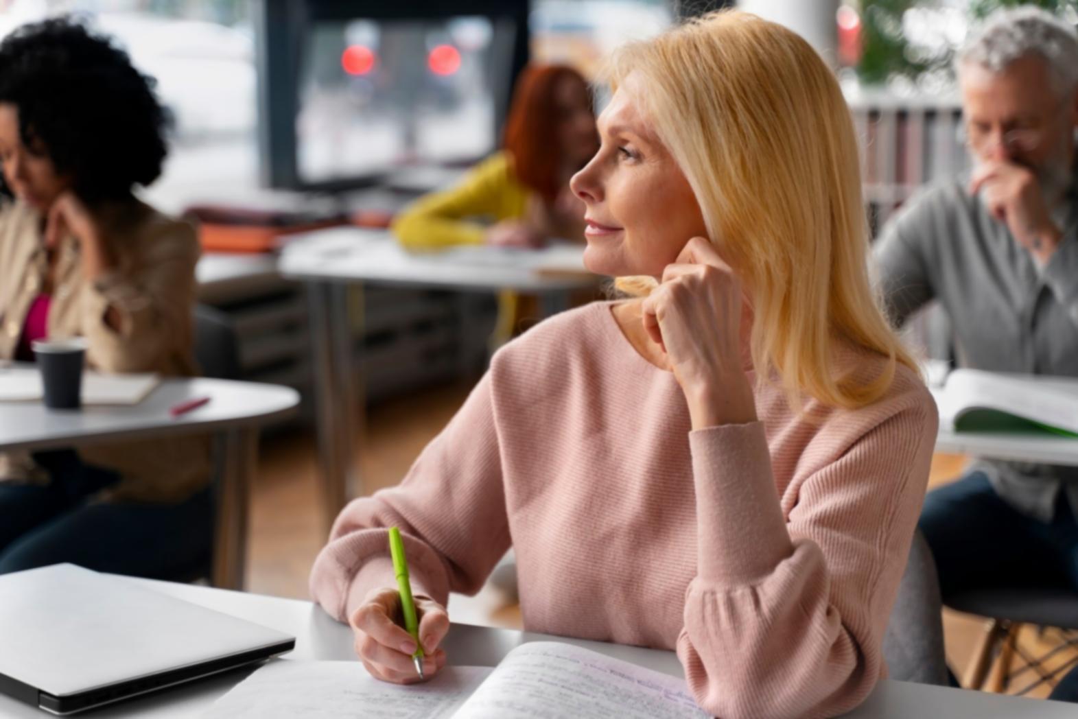 Finanzanalyst bei der Arbeit mit Datenvisualisierungen